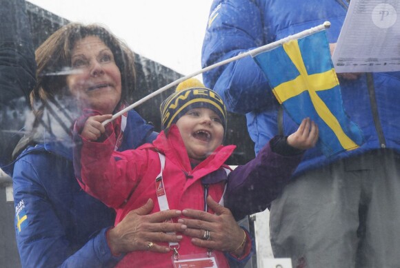La reine Silvia de Suède et sa petite-fille la princesse Estelle aux Championnats du monde de ski nordique de la FIS à Falun, le 19 février 2015. 