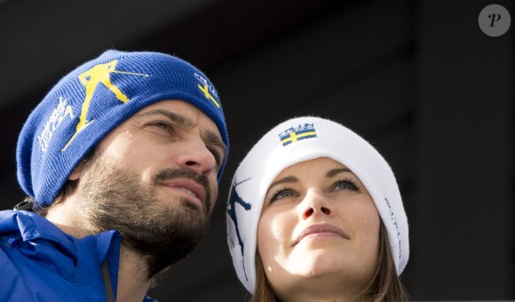 Le prince Carl Philip de Suède et sa fiancée Sofia Hellqvist lors des Championnats du monde de ski nordique de la FIS à Falun, le 19 février 2015. 