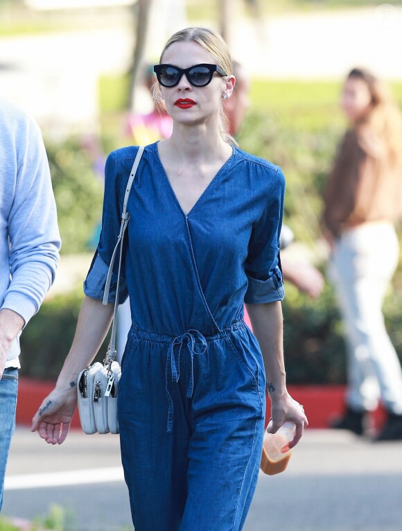 Jaime King et son mari Kyle Newman emmènent leur fils James au Coldwater Canyon Park à Beverly Hills, le 4 février 2015.