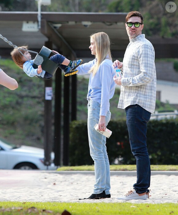 Jaime King et son mari Kyle Newman s'amusent avec leur fils James au Coldwater Canyon Park à Beverly Hills, le 8 janvier 2015.