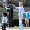 Jaime King et son mari Kyle Newman s'amusent avec leur fils James au Coldwater Canyon Park à Beverly Hills, le 8 janvier 2015.