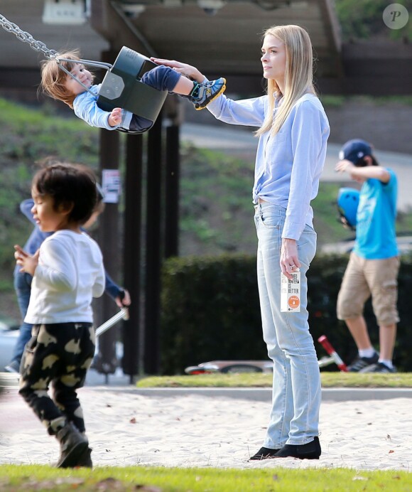 Jaime King et son mari Kyle Newman s'amusent avec leur fils James au Coldwater Canyon Park à Beverly Hills, le 8 janvier 2015.