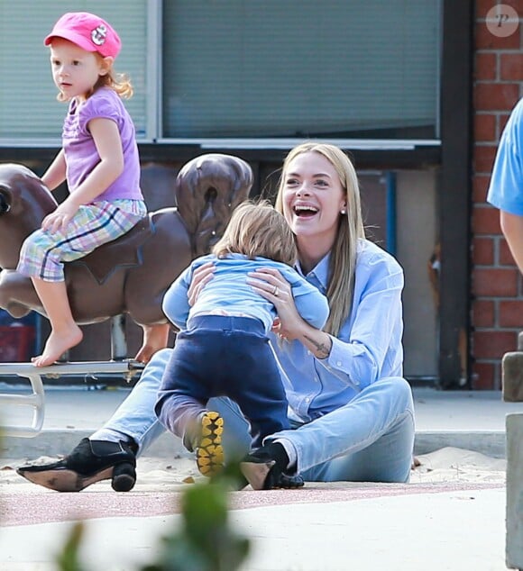 Jaime King et son mari Kyle Newman s'amusent avec leur fils James au Coldwater Canyon Park à Beverly Hills, le 8 janvier 2015.