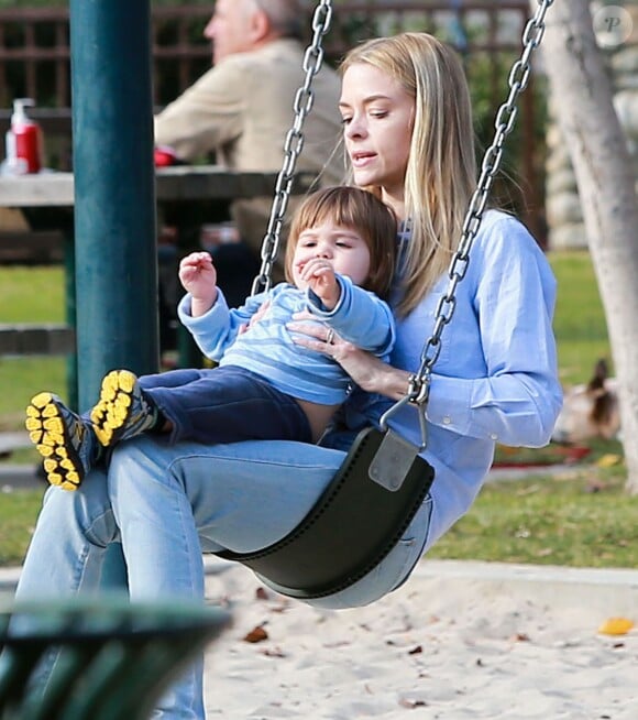 Jaime King et son mari Kyle Newman s'amusent avec leur fils James au Coldwater Canyon Park à Beverly Hills, le 8 janvier 2015.
