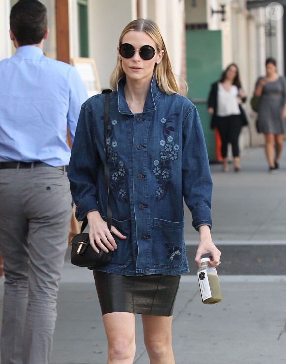 Jaime King enceinte de son 2ème enfant, fait du shopping à Beverly Hills, le 19 février 2015.