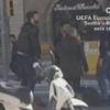Gerard Piqué vient en aide à un motard accidenté à Barcelone le 18 février 2015.