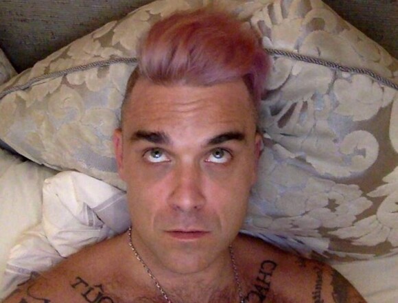 Robbie Williams et ses cheveux roses sur Twitter, le 19 février 2015