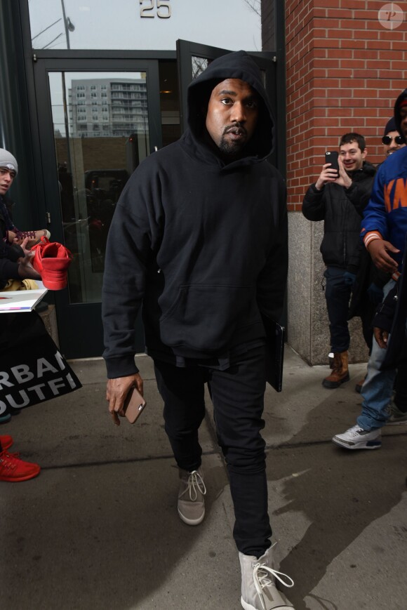 Kanye West à la sortie de son appartement à New York le 12 février 2015  
