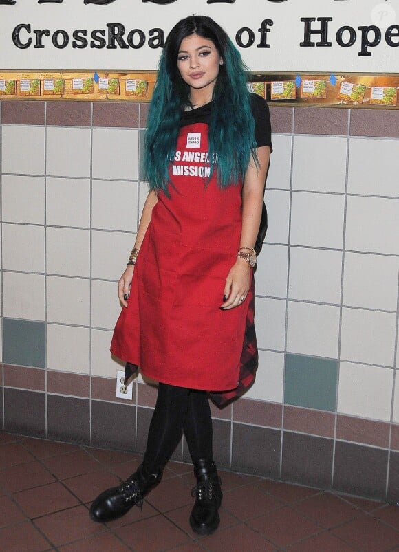 Kylie Jenner - Les volontaires de la "Los Angeles Mission" servent un repas aux sans-abris, à Los Angeles, le 26 novembre 2014.  