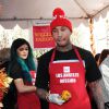Tyga, Kylie Jenner - Les volontaires de la "Los Angeles Mission" servent un repas aux sans-abris, à Los Angeles, le 26 novembre 2014. 