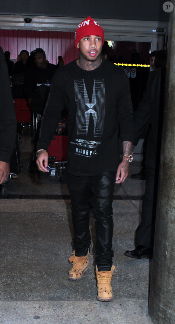 Le rappeur Tyga arrive à l'aéroport de Los Angeles, le 26 novembre 2014. 