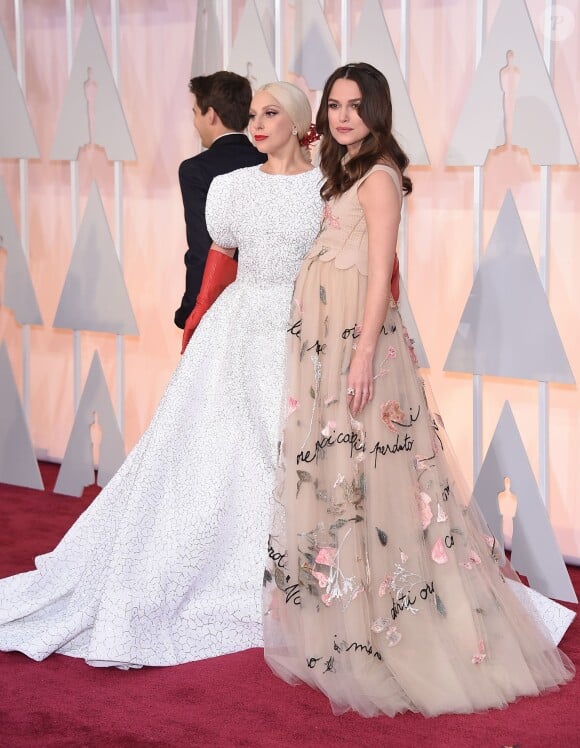 Lady Gaga et Keira Knightley enceinte (dans une robe Valentino Couture) - 87e cérémonie des Oscars à Los Angeles le 22 février 2015