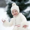 La princesse Estelle de Suède prête à lancer une boule de neige, photographiée par Kate Gabor. Photo diffusée pour ses 3 ans, le 23 février 2015.
