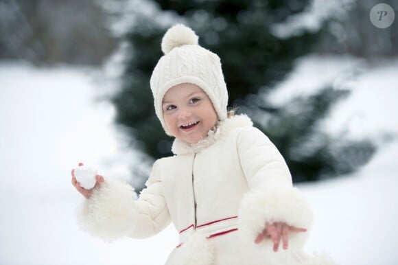 La princesse Estelle de Suède prête à lancer une boule de neige, photographiée par Kate Gabor. Photo diffusée pour ses 3 ans, le 23 février 2015.