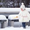 La princesse Estelle de Suède jouant dans la neige, photographiée par Kate Gabor. Photo diffusée pour ses 3 ans, le 23 février 2015.