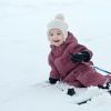 La princesse Estelle de Suède heureuse dans la neige, photographiée par Kate Gabor. Photo diffusée pour ses 3 ans, le 23 février 2015.