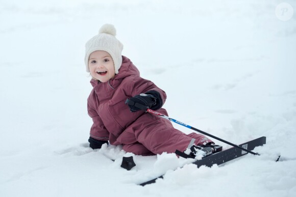 La princesse Estelle de Suède heureuse dans la neige, photographiée par Kate Gabor. Photo diffusée pour ses 3 ans, le 23 février 2015.