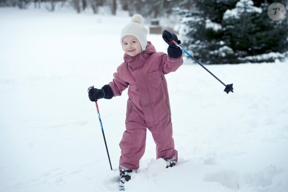 La princesse Estelle de Suède, fière skieuse, photographiée par Kate Gabor. Photo diffusée pour ses 3 ans, le 23 février 2015.
