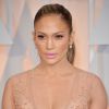 Jennifer Lopez sur le red carpet des Oscars avec un maquillage doux qui laisse présager une tendance néo nude pour le printemps/été 2015