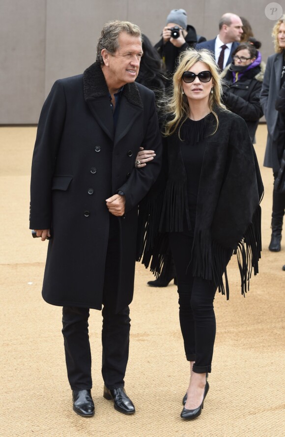 Mario Testing et Kate Moss arrivent aux Kensington Gardens pour assister au défilé Burberry Prorsum automne-hiver 2015-2016. Londres, le 23 février 2015.