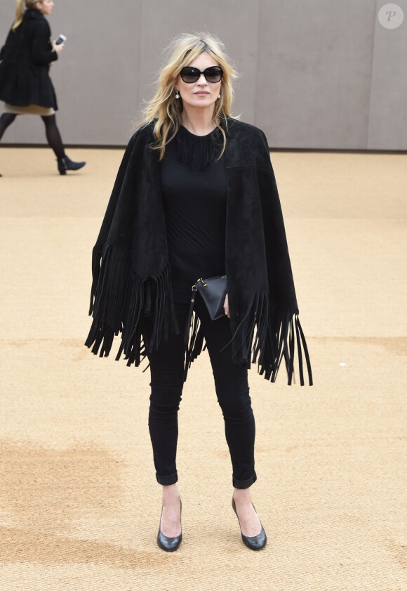 Kate Moss arrive aux Kensington Gardens pour assister au défilé Burberry Prorsum automne-hiver 2015-2016. Londres, le 23 février 2015.