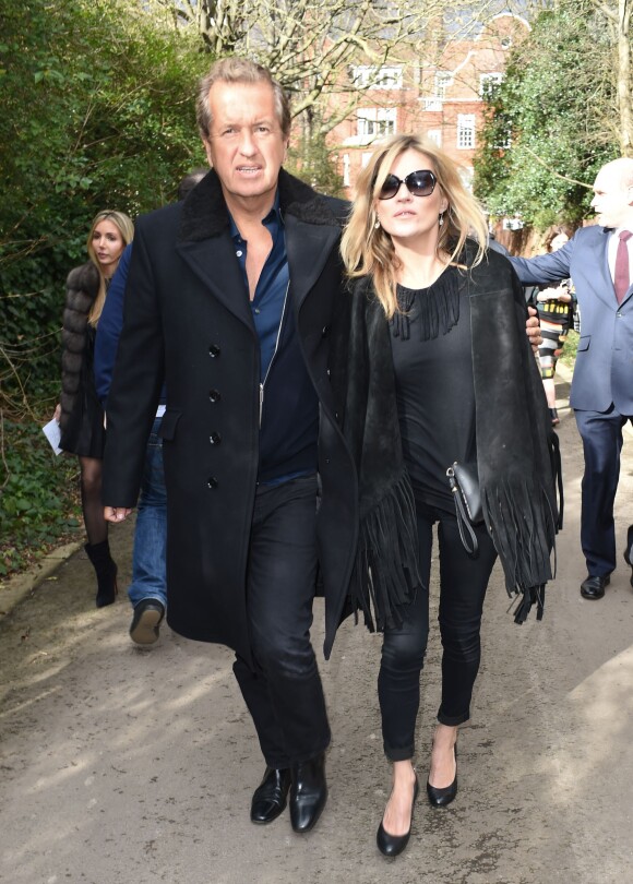 Mario Testino et Kate Moss arrivent aux Kensington Gardens pour assister au défilé Burberry Prorsum automne-hiver 2015-2016. Londres, le 23 février 2015.