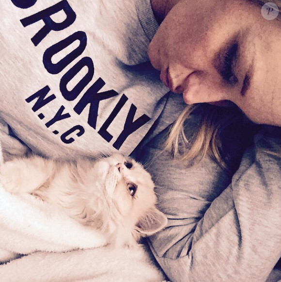 Aurélie Van Daelen : pause tendresse avec son petit chat