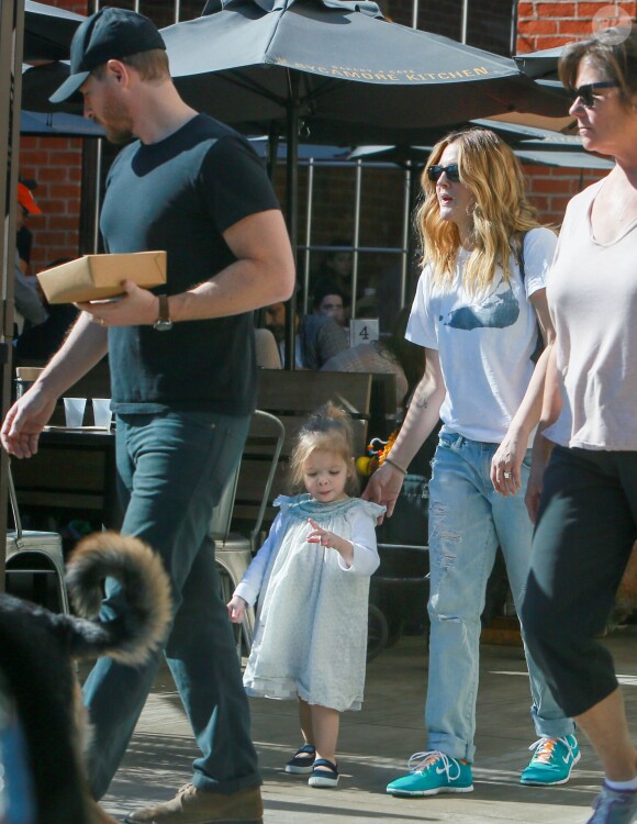 Exclusif - Drew Barrymore avec son mari Will Koppleman et leur fille Olive en famille à Los Angeles, le 23 janvier 2015. La petite famille sort d'un restaurant où ils ont pris leur petit-déjeuner. 