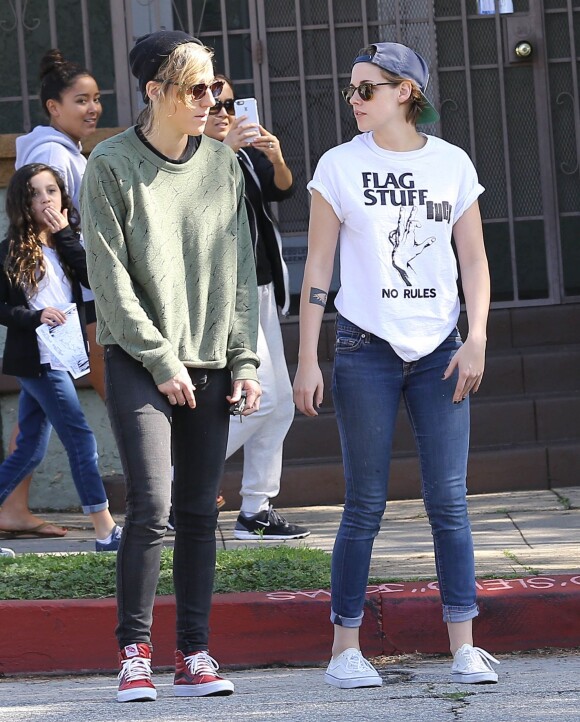 Kristen Stewart et sa "supposée" compagne Alicia Cargile se promènent dans les rues de Los Feliz. L'actrice, en pleine promotion de son nouveau film "Still Alice", a déclaré qu'elle souhaitait faire une pause, prendre du temps pour elle, après 2 ans de travail ininterrompu. Le 8 février 2015 