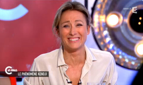 Anne-Sophie Lapix présente C à vous sur France 5, le mardi 24 février 2015.