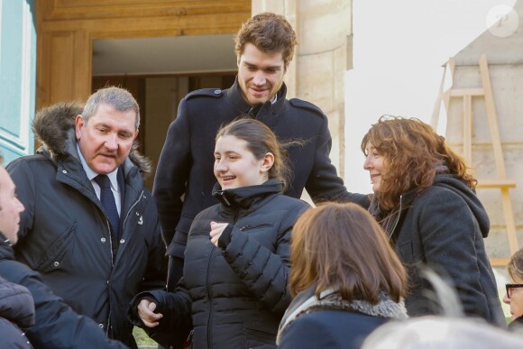 Exclusif - Yves Calvi, sa femme Valérie Lefèvre et leur fille - Obsèques de Gérard Calvi (de son vrai nom Grégoire Élie Krettly) en l'église Saint-Roch à Paris, le 27 février 2015