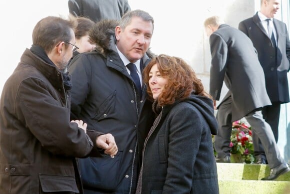 Exclusif - Yves Calvi et sa femme Valérie Lefèvre - Obsèques de Gérard Calvi (de son vrai nom Grégoire Élie Krettly) en l'église Saint-Roch à Paris, le 27 février 2015