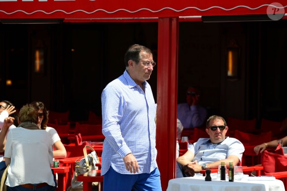 Exclusif - Martin Bouygues devant le célèbre café le Sénéquier à Saint-Tropez, le 31 mai 2014