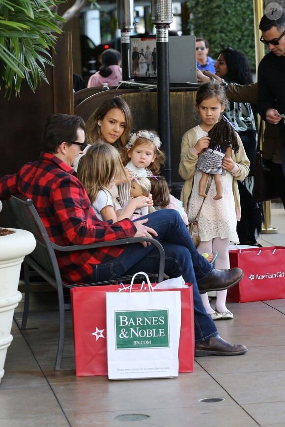 Please hide the children's faces prior to the publication. Jessica Alba and Cash Warren enjoy a fun-filled weekend shopping with their girls at The Grove in Los Angeles, CA, USA on February 28, 2015. Jessica and Cash took Honor and Haven to go doll shopping at American Girl and grabbed an early dinner afterwards. Photo by GSI/ABACAPRESS.COM01/03/2015 - Los Angeles