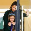 Jessica Alba est allée faire du shopping en famille chez Barney Beverly Hills le 1er mars 2014
