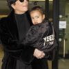 Kris Jenner et sa petite fille North West arrivent à l'aéroport d'Heathrow, à Londres. Le 2 mars 2015.