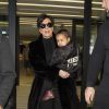 Kris Jenner et sa petite fille North West arrivent à l'aéroport d'Heathrow, à Londres. Le 2 mars 2015.