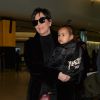 Kris Jenner et sa petite fille North West arrivent à l'aéroport d'Heathrow, à Londres. Le 2 mars 2015.