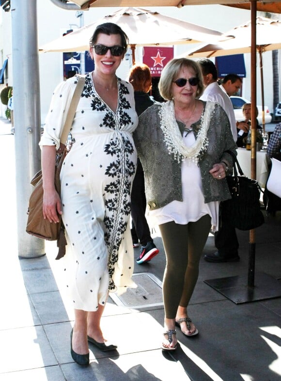Milla Jovovich enceinte : la future maman affiche son baby bump en robe  fourreau (photos)