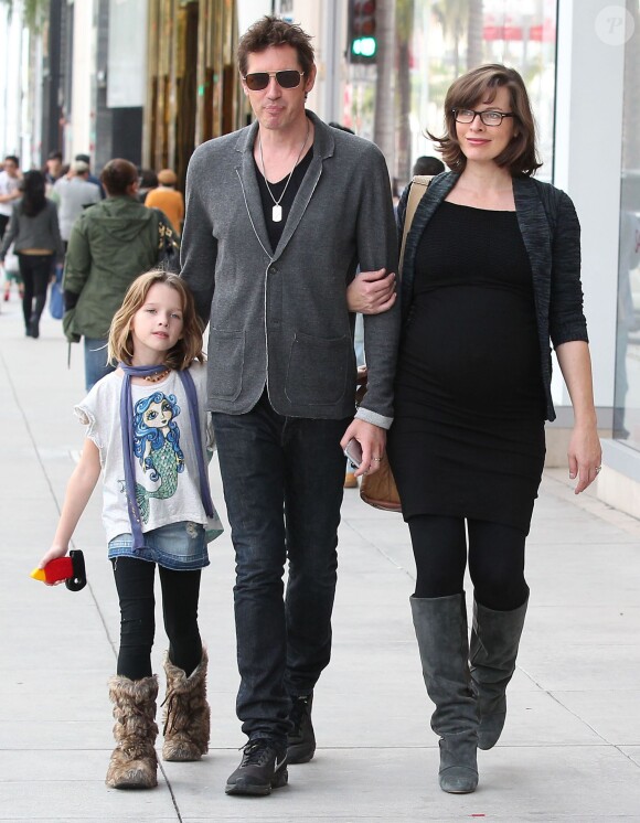 Milla Jovovich enceinte et son mari Paul W.S Anderson font du shopping avec leur fille Ever à Beverly Hills, le 20 décembre 2014.