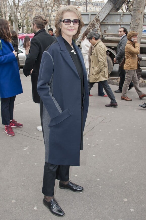 Charlotte Rampling arrive au Palais de Tokyo pour assister au défilé Cédric Charlier automne-hiver 2015-2016. Paris, le 4 mars 2015.