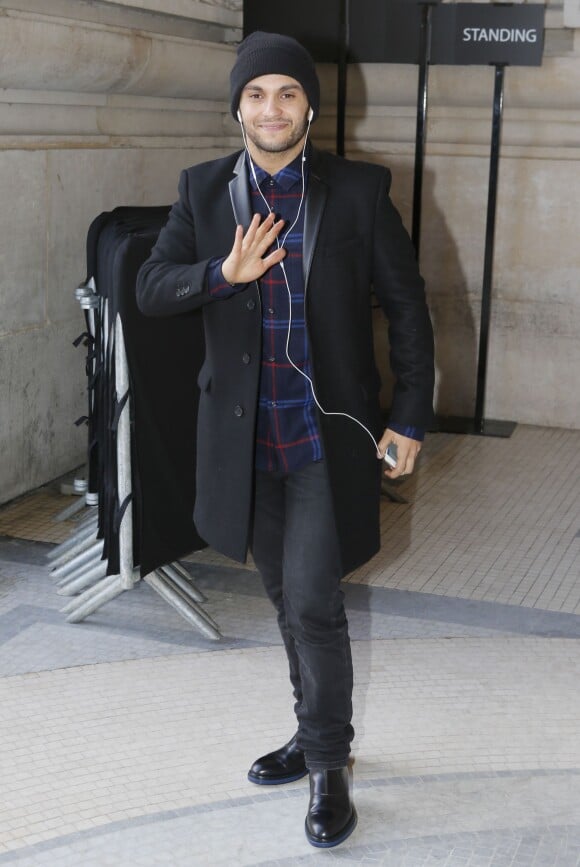 Malik Bentalha arrive au Grand Palais pour assister au défilé Guy Laroche automne-hiver 2015-2016. Paris, le 4 mars 2015.