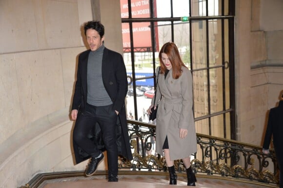 Le styliste Aurélien Storny et Elodie Frégé arrivent au Grand Palais pour assister au défilé Guy Laroche automne-hiver 2015-2016. Paris, le 4 mars 2015.