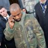 Kanye West quitte l'hôtel de ville de Paris à l'issue du défilé Dries van Noten automne-hiver 2015-2016. Paris, le 4 mars 2015.