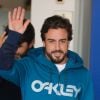 Fernando Alonso, non loin de sa compagne Lara Alvarez, a quitté l'hôpital à Barcelone, le 25 février 2015.