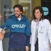 Fernando Alonso et Lara Alvarez, sa compagne, sortant de l'hôpital à Barcelone, le 25 février 2015.