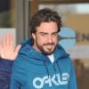 Fernando Alonso et Lara Alvarez, sa compagne, sortant de l'hôpital à Barcelone, le 25 février 2015.