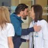 Fernando Alonso et Lara Alvarez, sa compagne, sortant de l'hôpital à Barcelone, le 25 février 2015.
