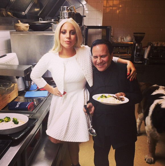 Lady Gaga dîne chez le couturier Azzedine Alaïa à Paris, le 5 mars 2015.