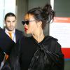 La chanteuse Rihanna arrive à l'aéroport Roissy Charles de Gaulle à Paris. Le 7 mars 2015.